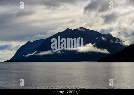 Douteuse Sound, Nouvelle-Zélande - 10 juillet 2017 : paysages spectaculaires avec nuages de tempête dans le son doubtful Banque D'Images