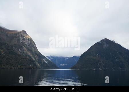 Douteuse Sound, Nouvelle-Zélande - 10 juillet 2017 : paysages spectaculaires avec nuages de tempête dans le son doubtful Banque D'Images