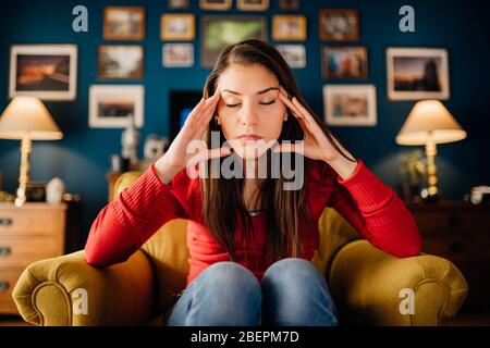 A souligné les événements de la pensée excessive de la femme seuls à la maison.pensée des problèmes.problèmes de concentration.stimulation de l'activité cérébrale/cognitive/neurologique.mémoire Banque D'Images