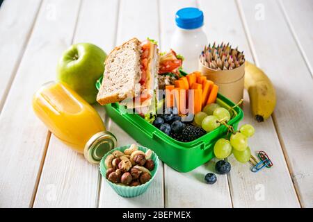 Concept Retour à l'école - lunch box avec du jus de pomme et banane Banque D'Images