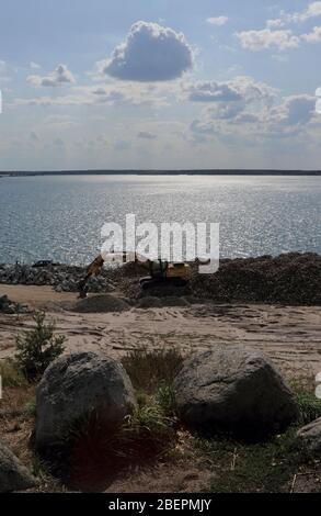 Lieske, Allemagne. 14 août 2019. Une pelle hydraulique travaillant sur la fortification des banques à la nouvelle Sedlitzer See à Lieske (Brandebourg), prise le 14.08.2019. La création artificielle par inondation d'une fosse ouverte résiduelle fait partie du futur Lusatien Lakeland. Crédit: Peter Zimmermann | usage dans le monde/dpa/Alay Live News Banque D'Images