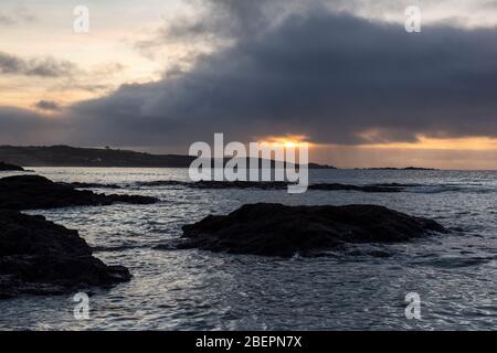 Lever du soleil sur la plage de Marazion à Cornwall Angleterre Royaume-Uni Banque D'Images