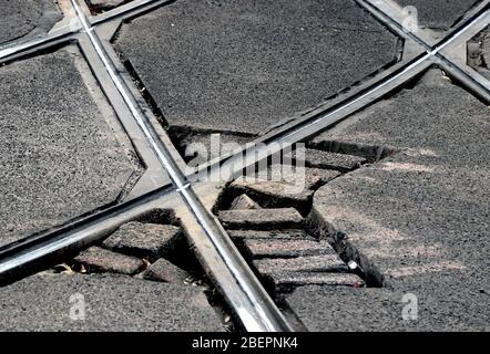 Sur une intersection animée à Berlin, le banc de chemin du tramway Berliner Verkehrsbetriebe (BVG) le 19 juillet 2019 est en état de désolat. Photo: Peter Zimmermann | usage dans le monde entier Banque D'Images