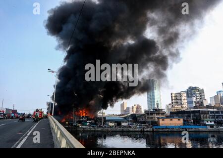 Manille, Philippines. 15 avril 2020. La fumée s'envendit d'un incendie qui engloutit une zone de taudis à Manille, aux Philippines, le 15 avril 2020. Plus d'une centaine de familles ont été déplacées dans l'incendie, selon le bureau de gestion des catastrophes de Manille, mercredi. Crédit: Rouelle Umali/Xinhua/Alay Live News Banque D'Images