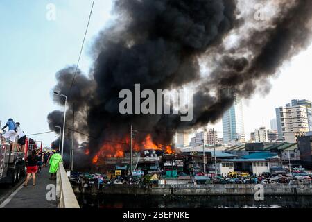 Manille, Philippines. 15 avril 2020. La fumée s'envendit d'un incendie qui engloutit une zone de taudis à Manille, aux Philippines, le 15 avril 2020. Plus d'une centaine de familles ont été déplacées dans l'incendie, selon le bureau de gestion des catastrophes de Manille, mercredi. Crédit: Rouelle Umali/Xinhua/Alay Live News Banque D'Images