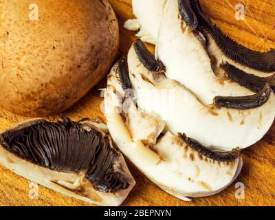 Champignons et tranches de châtaigniers sur une planche à découper en bois Banque D'Images