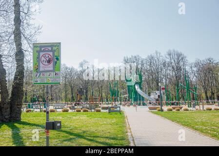 Aire de jeux moderne en plein air pour les enfants dans le parc municipal de Magdeburg fermée en raison de l'épidémie de coronavirus dans le monde entier et en Allemagne, début du printemps Banque D'Images