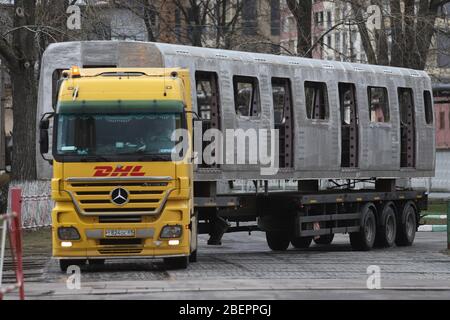 Saint-Pétersbourg, Russie. 15 avril 2020. Un camion DHL transporte un wagon une usine de trains à Neva. Crédit: Sergei Mikhaïlichenko/SOPA Images/ZUMA Wire/Alay Live News Banque D'Images