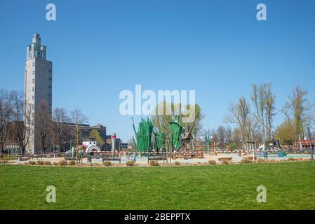 Aire de jeux moderne en plein air pour les enfants dans le parc municipal de Magdeburg fermée en raison de l'épidémie de coronavirus dans le monde entier et en Allemagne, début du printemps Banque D'Images