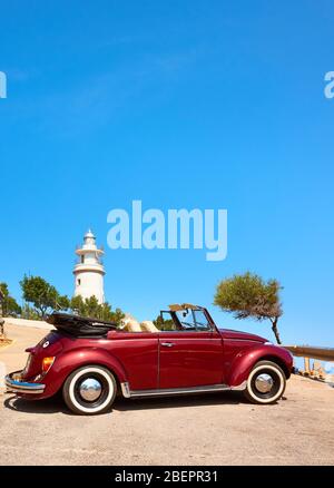 Majorque, Espagne - 20 août 2018 : Volkswagen Beetle Cabriolet 1303 stationné par le phare du Cap gros. Banque D'Images