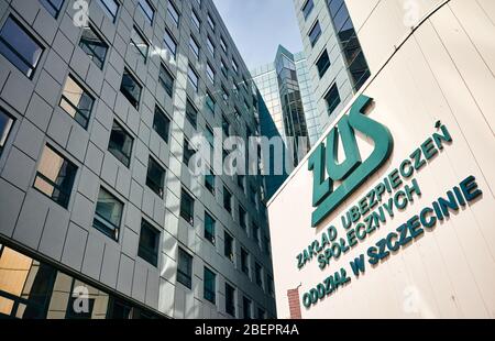 Szczecin, Pologne - 10 avril 2020: ZUS signe sur la société d'assurance sociale (polonais: Zaklad Ubezpieczen Spolecznych) bureau. ZUS est l'organe d'état polonais Banque D'Images