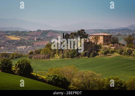 Une villa de campagne dans les collines verdoyantes de la campagne italienne à Passo mûr, près de Senigallia, le Marche, Italie Banque D'Images