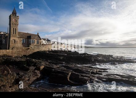 Journée hivernale ensoleillée à Porthleven, Cornwall Angleterre Royaume-Uni Banque D'Images