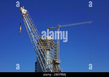 Le bloc de tour "Lipstick" au n° 1 Gunwharf Quays, Portsmouth, Hampshire, Angleterre, Royaume-Uni, en construction, 2007. Ancienne grue de chantier en premier plan Banque D'Images