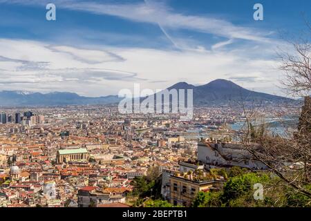 Vue aérienne du centre-ville de Naples avec le mont Vésuve en arrière-plan. La baie de Naples, Italie. Banque D'Images
