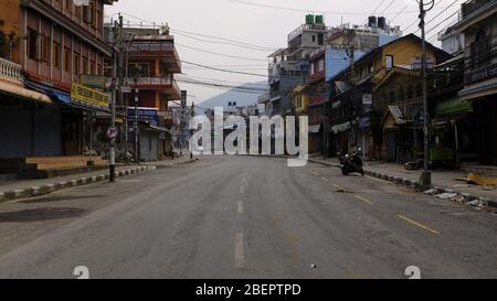 Photographies de rues vides et de magasins fermés dans la ville de Pokhara pendant le verrouillage du coronavirus au Népal Banque D'Images