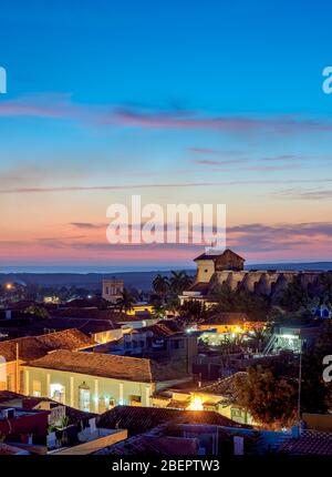 Paysage urbain avec la cathédrale de Santisima Trinidad au crépuscule, vue élevée, Trinidad, province de Sancti Spiritus, Cuba Banque D'Images