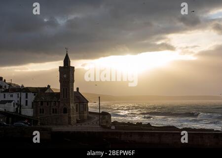 Une brève pause dans le nuage lors d'une journée hivernale houleuse à Porthleven, Cornwall Angleterre Royaume-Uni Banque D'Images