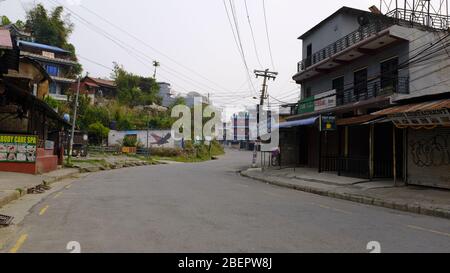 Photographies de rues vides et de magasins fermés dans la ville de Pokhara pendant le verrouillage du coronavirus au Népal Banque D'Images