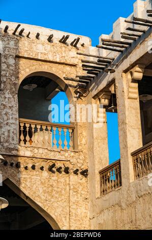 Les vieux bâtiments dans la région de Souq Waqif Doha. Affiche des poutres en bois et de style islamique arcade. Banque D'Images