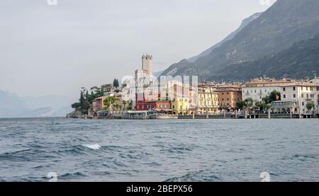 Paysage romantique avec Malcesine au lac de Garde en Italie Banque D'Images