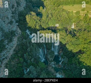 Vue aérienne sur la cascade du canyon de la rivière Krka en Croatie Banque D'Images