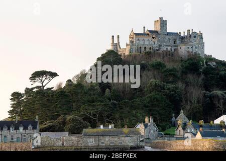 Lumière matinale sur le Mont St Michael à Marazion, Cornwall Angleterre Royaume-Uni Banque D'Images