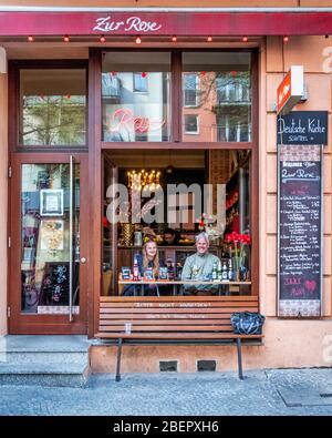 Berlin, Mite. Le personnel sert des plats et des boissons à emporter dans la fenêtre du restaurant Zur Rose pendant la pandémie COVID-19 ne vous asseyez pas sur un banc Banque D'Images