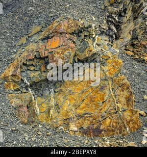 Détail du minerai coloré dans la mine de cuivre de Parys Mountain à Anglesey Banque D'Images