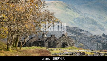 Bâtiments ruinés et vue sur la carrière d'ardoise de Dinorwig à Llanberis, au nord du Pays de Galles Banque D'Images