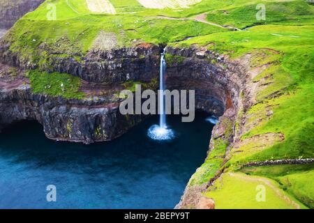 Vue rapprochée de la cascade de Mulafossur dans le village de Gasadalur, île de Vagar, îles Féroé, Danemark. Photographie de paysage Banque D'Images