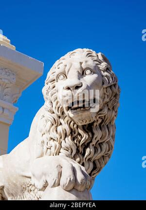 Sculpture Lion sur la place principale, Cienfuegos, Province de Cienfuegos, Cuba Banque D'Images