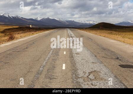 Route asphaltée, autoroute Bishkek Osh dans la vallée de Suusamyr au Kirghizstan. Banque D'Images