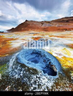 Vue magnifique sur le champ de fumarale dans la vallée de Namafjall, en Islande. Photographie de paysage Banque D'Images