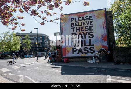 Documentation des journées du virus Corona à Londres pendant la restriction de verrouillage. Zone des champs de Londres, Londres, 14/04/2020. Panneau avec pensée positive. Banque D'Images