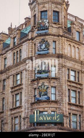 Les bons de souscription Royal du grand magasin Harrods sont affichés sur le devant de l'atelier. Le mandat a été retiré plus tard par le propriétaire du magasin Mohamed Al-Fayed, Londres, Angleterre 27 Banque D'Images