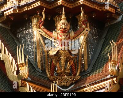 De superbes statues dorées ornent le temple d'or Harmandir Sahib à Bangkok, Thaïlande. Banque D'Images