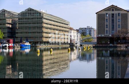 Paysage déserté paisible du bassin de la Villette et pont de levage de la rue de Crimée pendant la période de quarantaine dans la capitale française. Banque D'Images