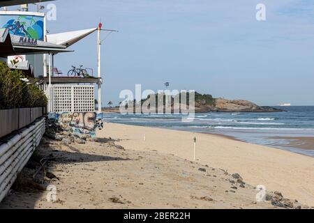 Plage vide avec kiosque et poste de sauveteur avec le rocher Arpoador en arrière-plan pendant l'éclosion du virus COVID-19 Corona Banque D'Images
