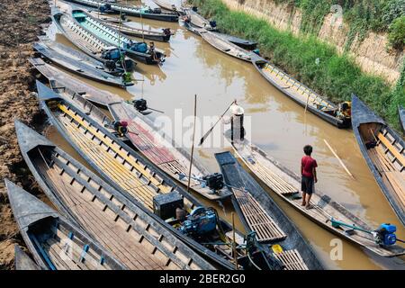 Maing Thauk, Myanmar - avril 2019 : les habitants du marché flottant traditionnel birman sur les eaux du lac Inle. Banque D'Images