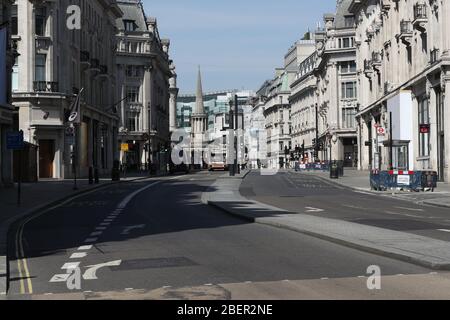 Vue sur Regent Street, Londres, en regardant d'Oxford Circus vers New Broadcasting House et All Souls Church Langham place, tandis que le Royaume-Uni continue à se verrouiller pour aider à freiner la propagation du coronavirus. Banque D'Images