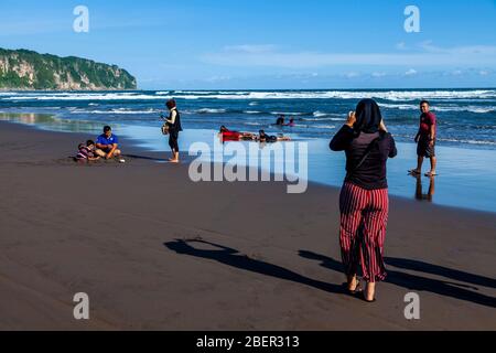 Peuple indonésien sur la plage de Parangtritis, Yogyakarta, Indonésie. Banque D'Images
