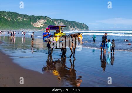 Les Indonésiens qui profitent D'UN parcours en calèche sur la plage de Parangtritis, Yogyakarta, Indonésie. Banque D'Images