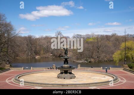 Fontaine de Bethesda vide pendant la pandémie de coronavirus, New York. Banque D'Images