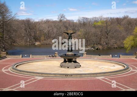 Fontaine de Bethesda vide pendant la pandémie de coronavirus, New York. Banque D'Images