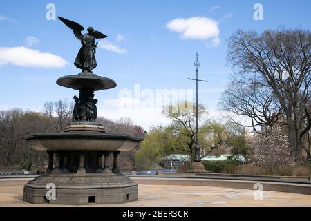 Fontaine de Bethesda vide pendant la pandémie de coronavirus, New York. Banque D'Images