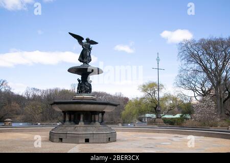 Fontaine de Bethesda vide pendant la pandémie de coronavirus, New York. Banque D'Images