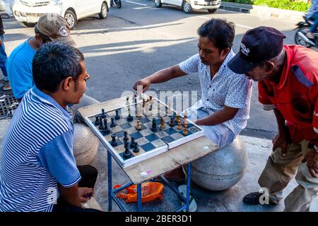 Hommes jouant aux échecs dans la rue, rue Malioboro, Yogyakarta, Indonésie. Banque D'Images