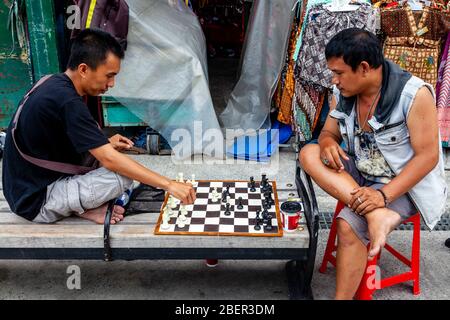 Hommes jouant aux échecs dans la rue, rue Malioboro, Yogyakarta, Indonésie. Banque D'Images