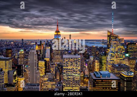 Horizon de New York au coucher du soleil avec nuages Banque D'Images